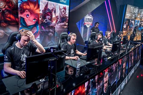 Is Esports Capitalized: A Dive into the World of Competitive Gaming