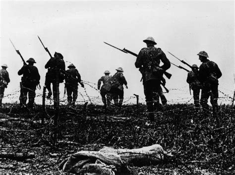 The Battle of the Somme - Tarihi bir Savaş Çılgınlığı ve Birinci Dünya Savaşı'nın Dramatik Görüntüleri!